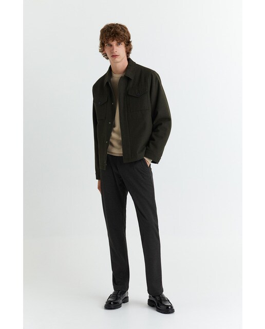 Jersey de hombre beige con cuello caja