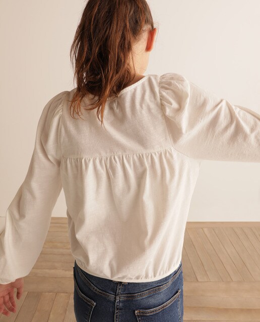 T-shirt branca com decote quadrado