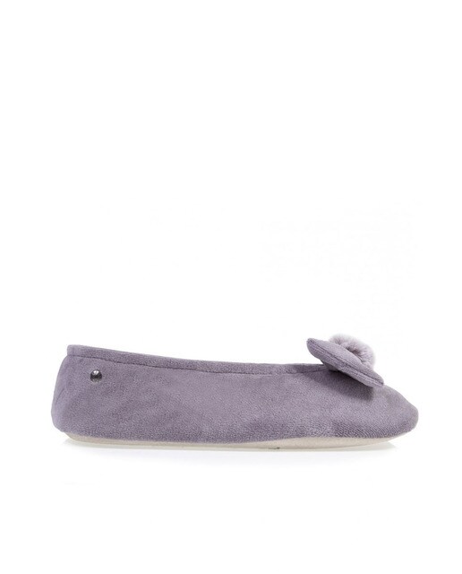 Pantufas cinzentas com adorno de laço e pompom