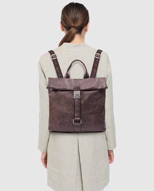Mochila castanha com fivela