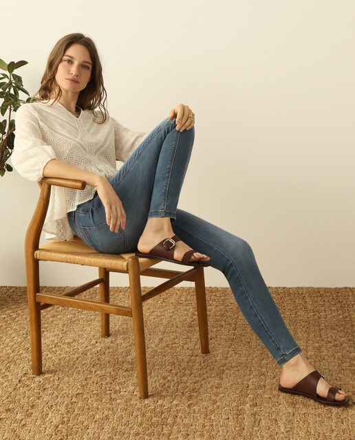 Blusa com bordados e folho
