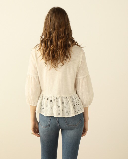 Blusa com bordados e folho