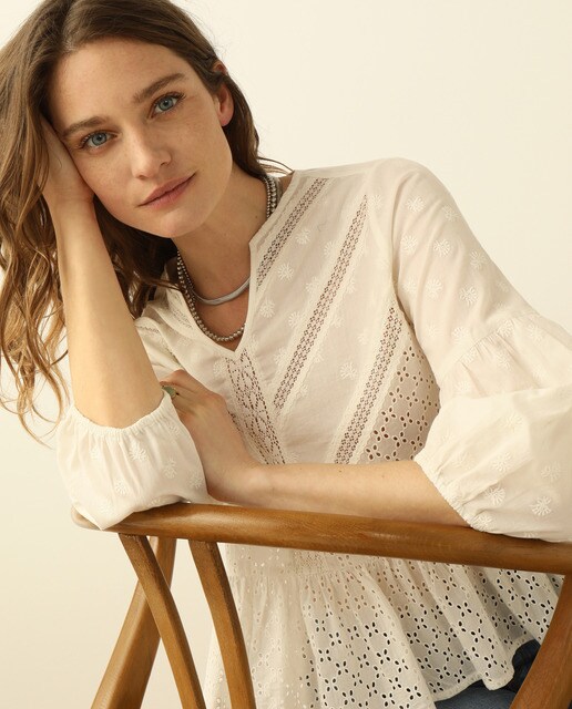 Blusa com bordados e folho