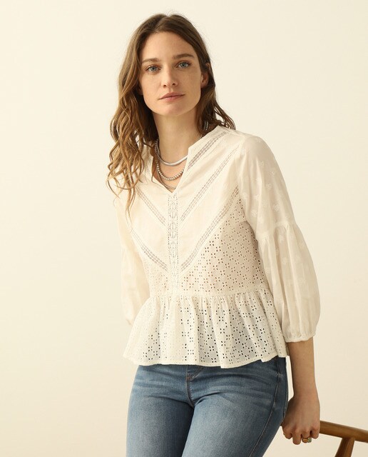Blusa com bordados e folho