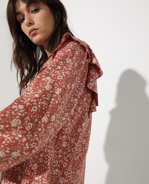 Blusa de mujer de estampado floral con entredós