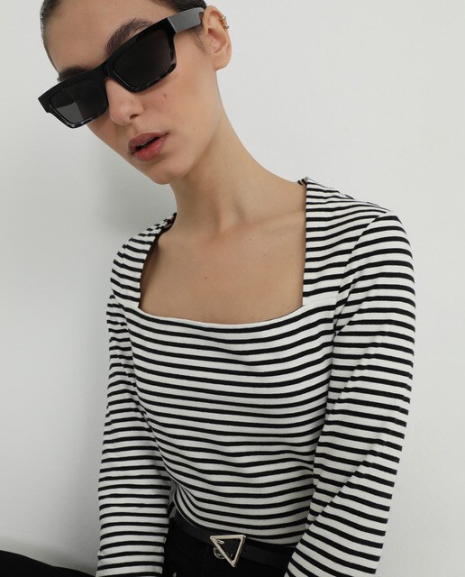 Camiseta de mujer escote cuadrado rayas