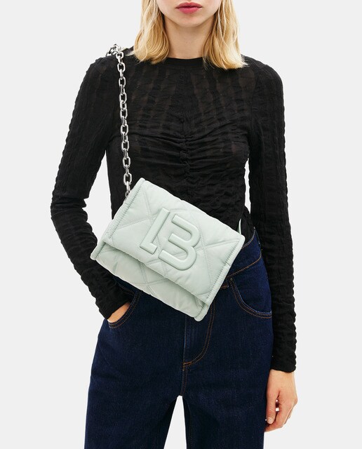 Bandolera pequeña de nylon acolchado en azul hielo