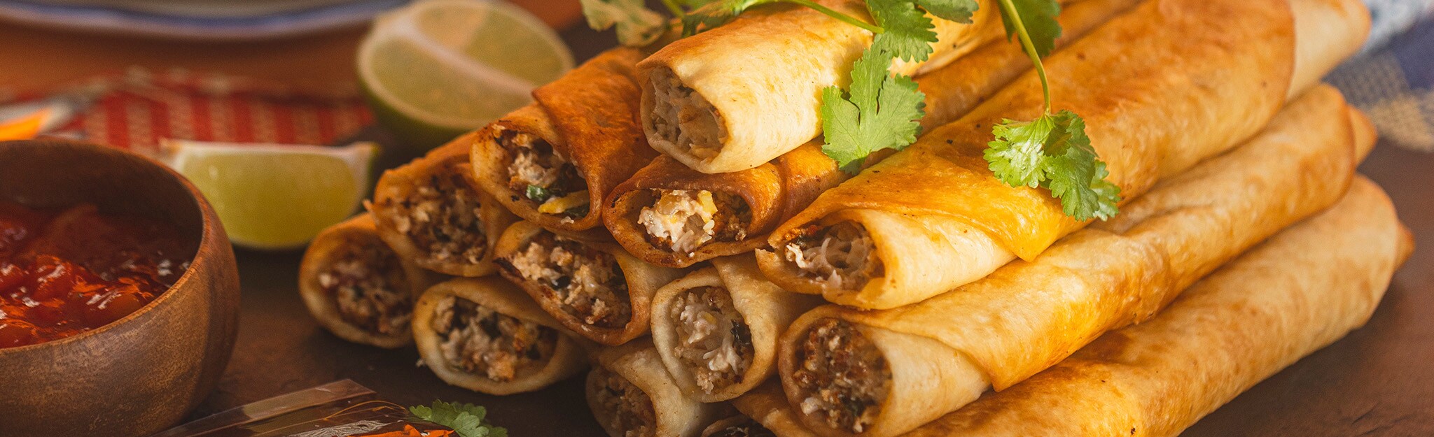Taquitos de frango e queijo Taquitos de frango e queijo