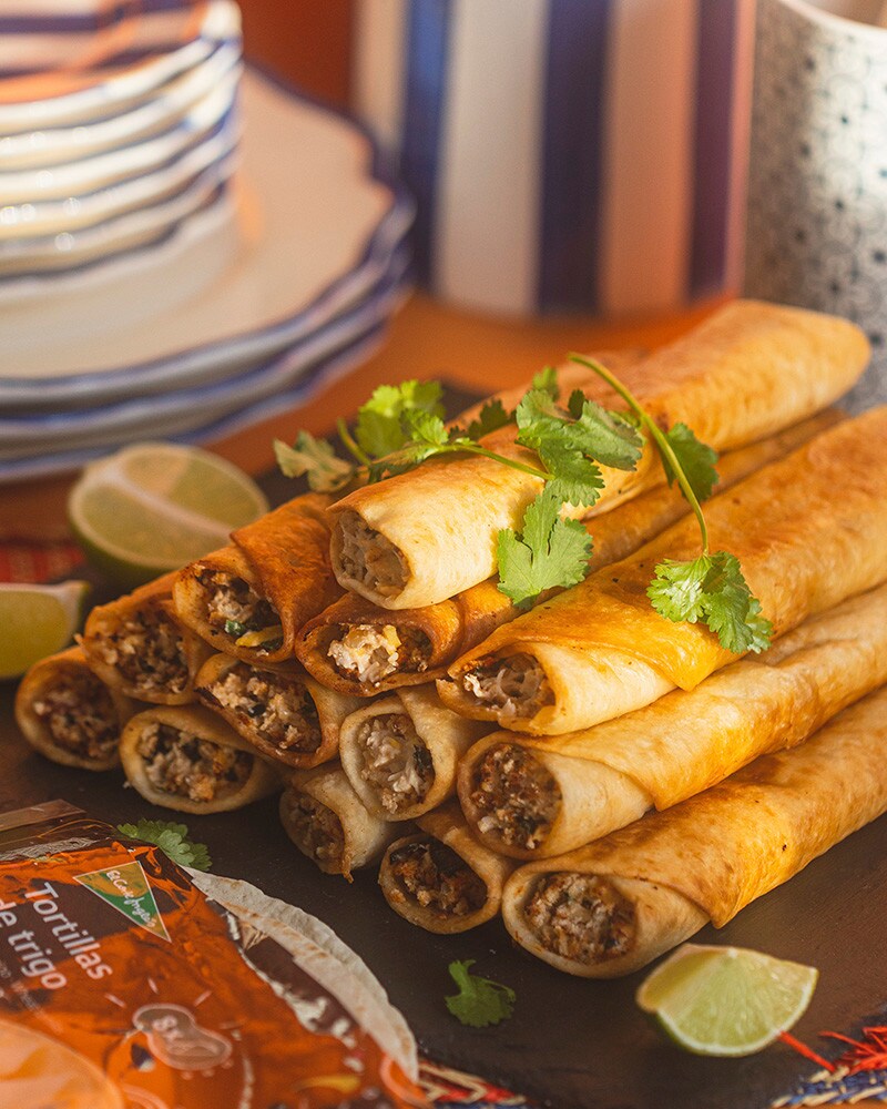 Taquitos de frango e queijo Taquitos de frango e queijo