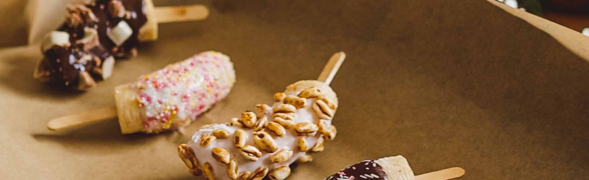 Pops de banana, chocolates e iogurtes Pops de banana, chocolates e iogurtes