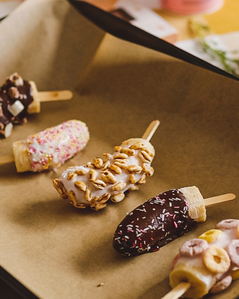 Pops de banana, chocolates e iogurtes Pops de banana, chocolates e iogurtes