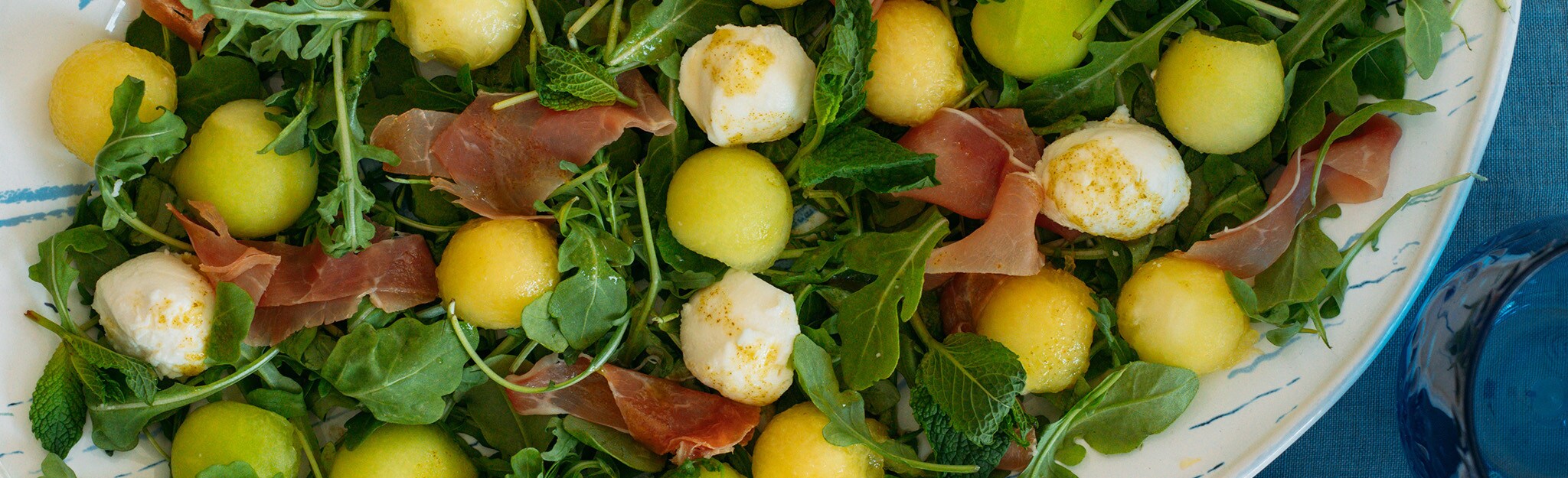 Salada Caprese com Fruta, Presunto e Vinagrete de Manjericão e Hortelã Salada Caprese com Fruta, Presunto e Vinagrete de Manjericão e Hortelã