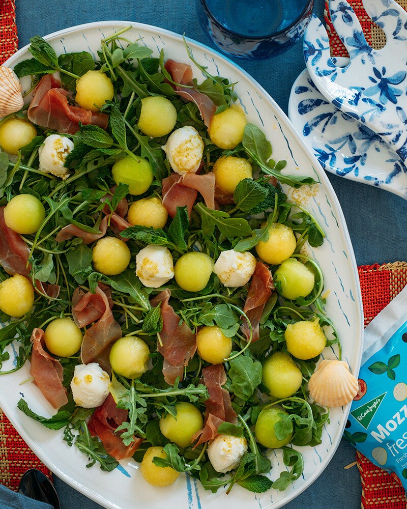 Salada Caprese com Fruta, Presunto e Vinagrete de Manjericão e Hortelã Salada Caprese com Fruta, Presunto e Vinagrete de Manjericão e Hortelã