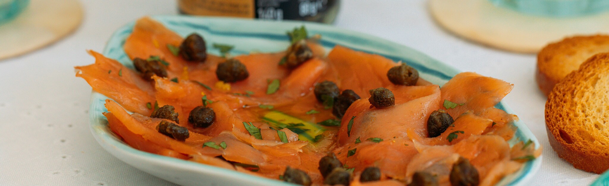 Carpaccio de Salmão Defumado com Alcaparras Crocantes Carpaccio de Salmão Defumado com Alcaparras Crocantes