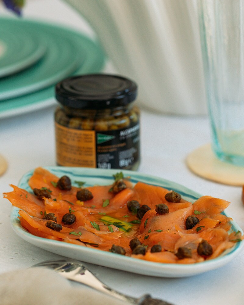 Carpaccio de Salmão Defumado com Alcaparras Crocantes Carpaccio de Salmão Defumado com Alcaparras Crocantes