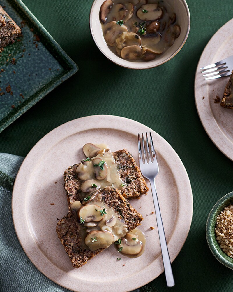 Loaf Vegan de Lentilhas e Frutos Secos com Molho de Cogumelos Loaf Vegan de Lentilhas e Frutos Secos com Molho de Cogumelos