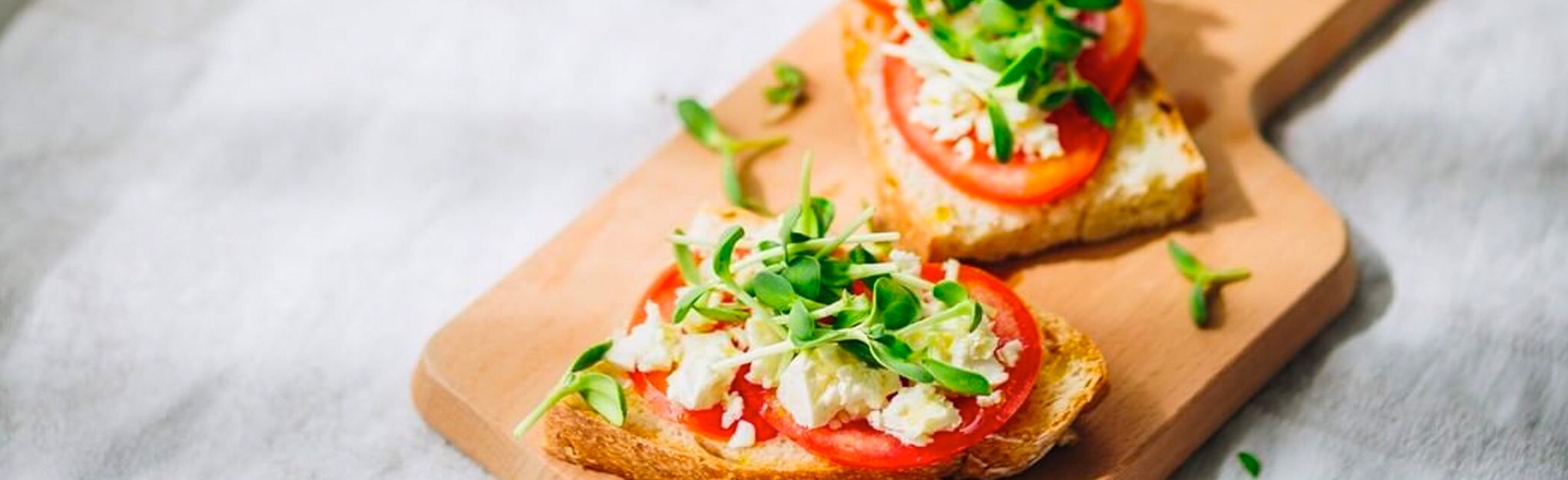 Tostas de Pão Rústico com Tomate e Manjericão Tostas de Pão Rústico com Tomate e Manjericão