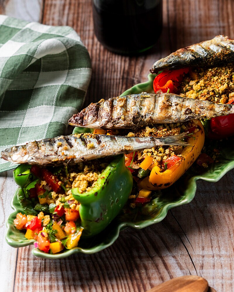 Sardinha Assada em Cama de Crumble de Broa e Pimentos Sardinha Assada em Cama de Crumble de Broa e Pimentos