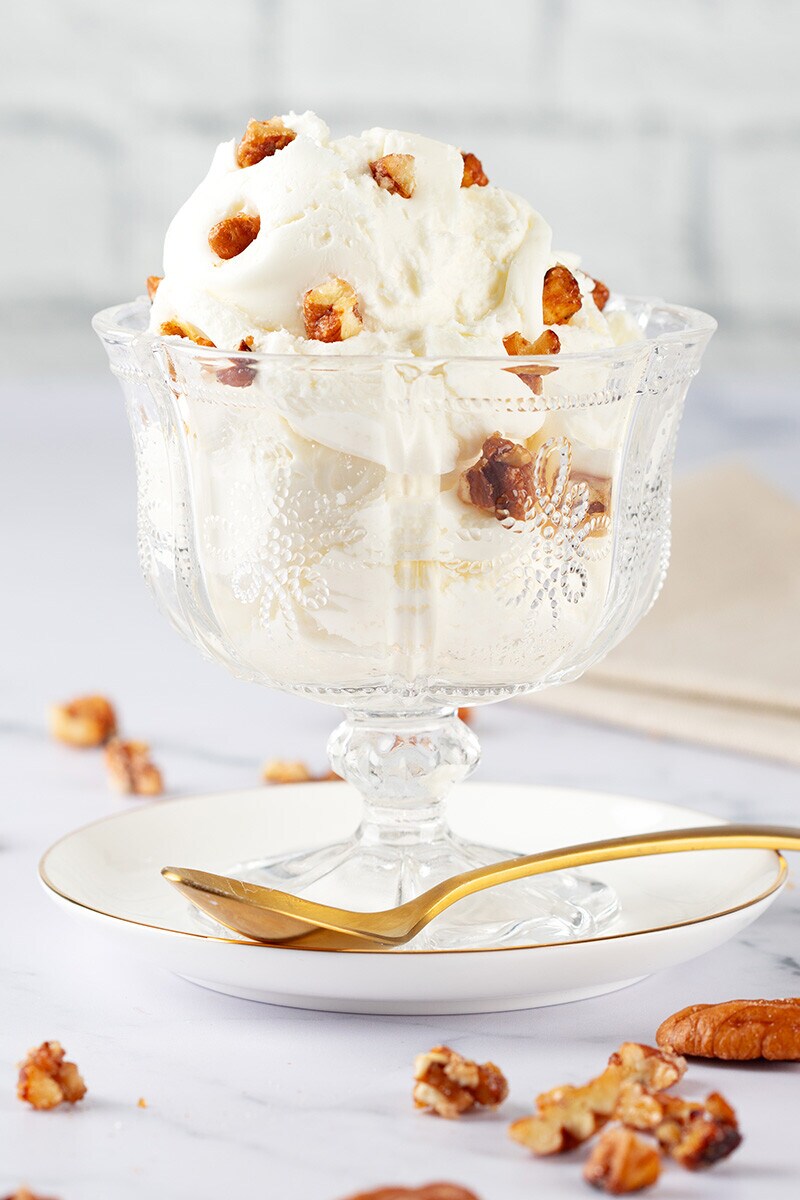 Gelado de Noz-pecã com Cobertura Caramelizada Gelado de Noz-pecã com Cobertura Caramelizada