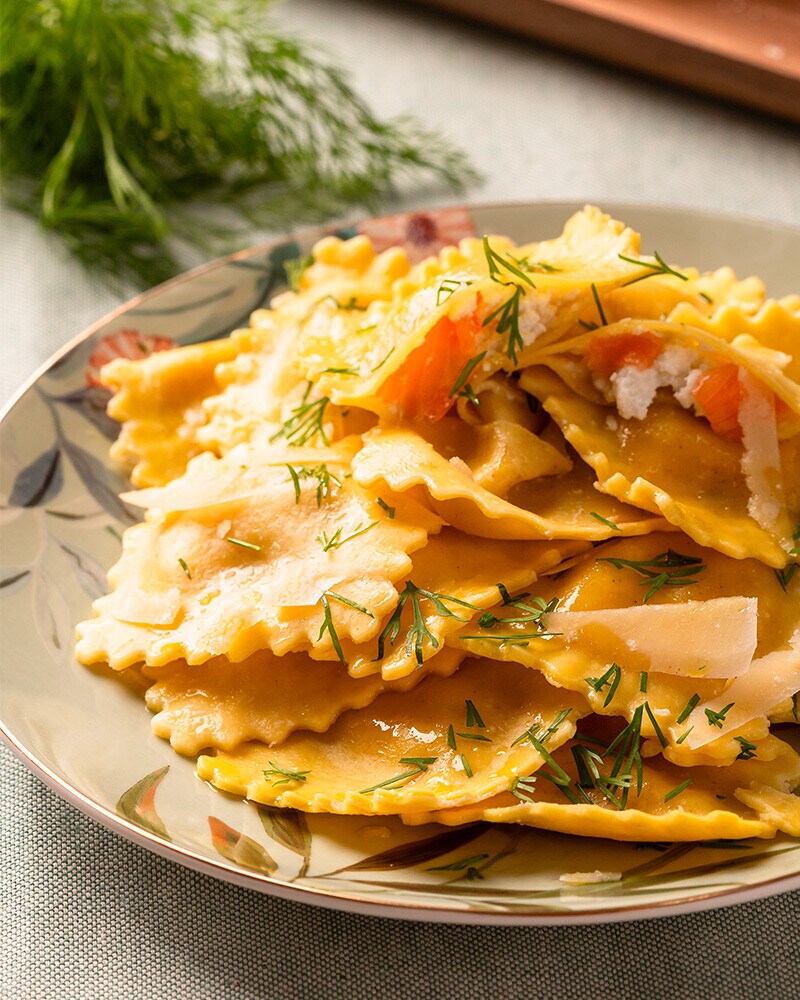 Ravioli com salmão fumado, requeijão e endro em molho rosa Ravioli com salmão fumado, requeijão e endro em molho rosa
