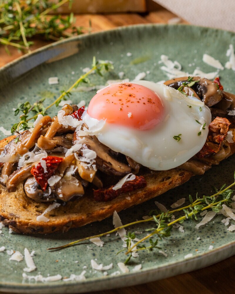 Open Toast Cogumelos com Ovo Poché e Miso Open Toast Cogumelos com Ovo Poché e Miso