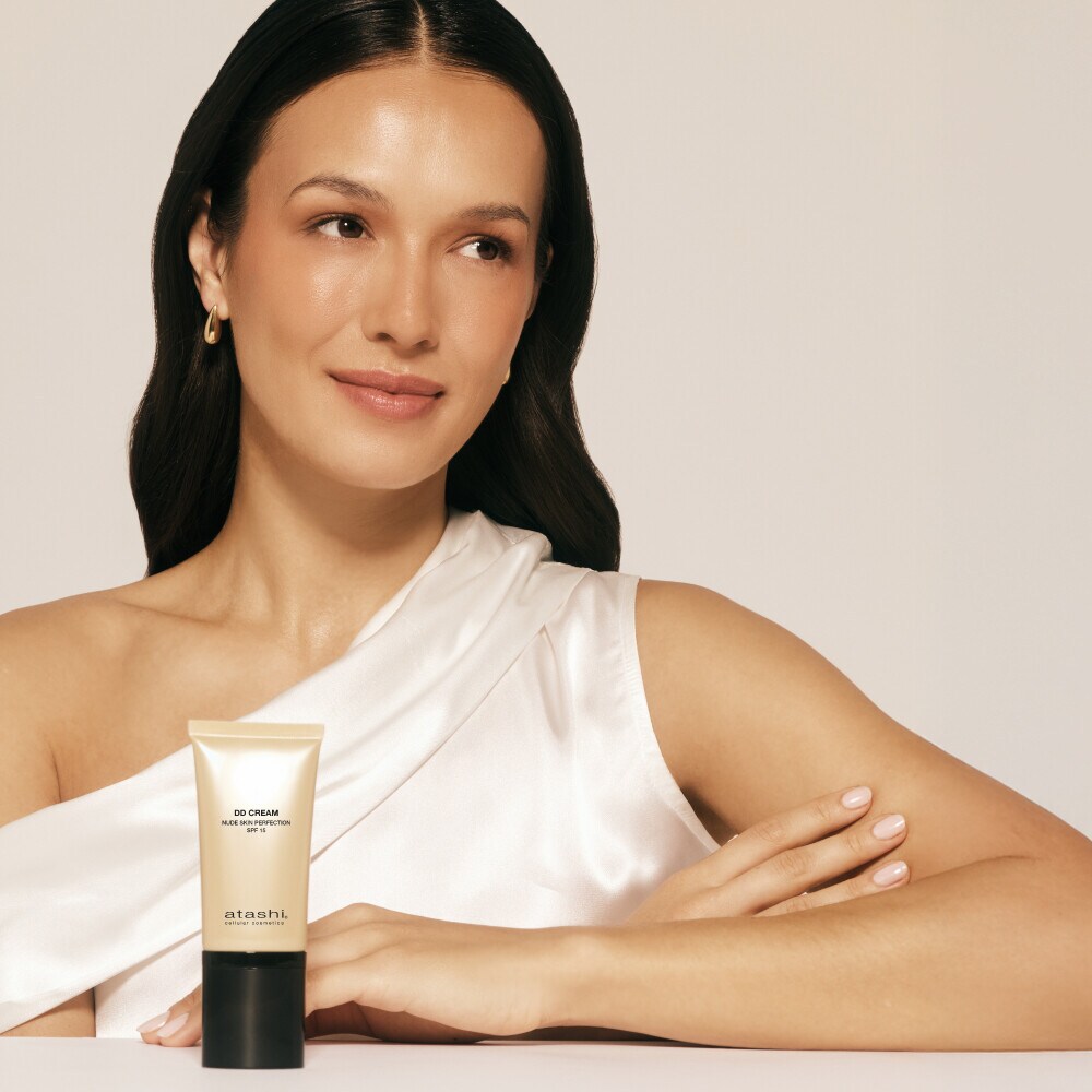 DD CREAM - Corrige las imperfecciones. Atenúa las manchas y minimiza los poros. Protege la piel y le aporta un tono bronceado. DD CREAM - Corrige las imperfecciones. Atenúa las manchas y minimiza los poros. Protege la piel y le aporta un tono bronceado.