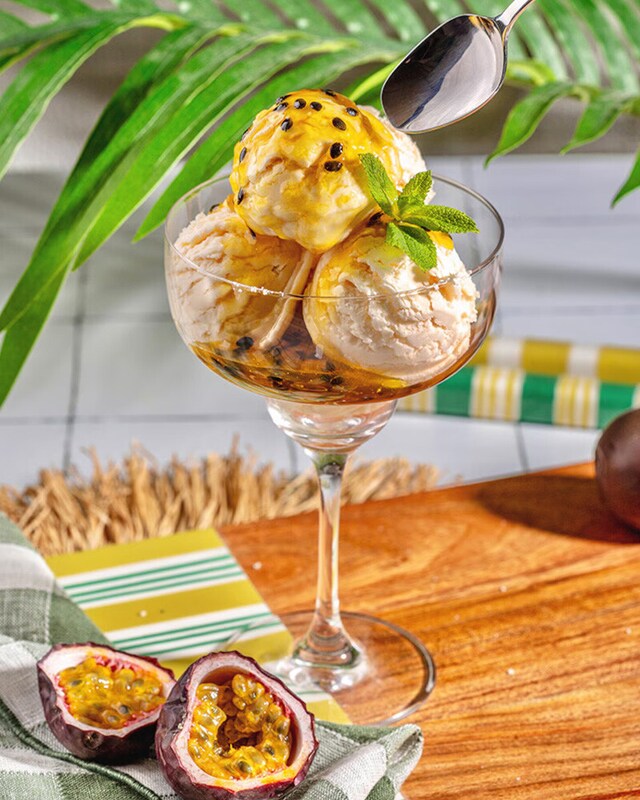 Gelado de Baunilha e Calda de Maracujá Gelado de Baunilha e Calda de Maracujá