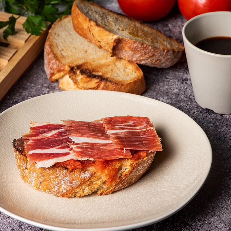 Pão de trigo com tomate e presunto ibérico Pão de trigo com tomate e presunto ibérico