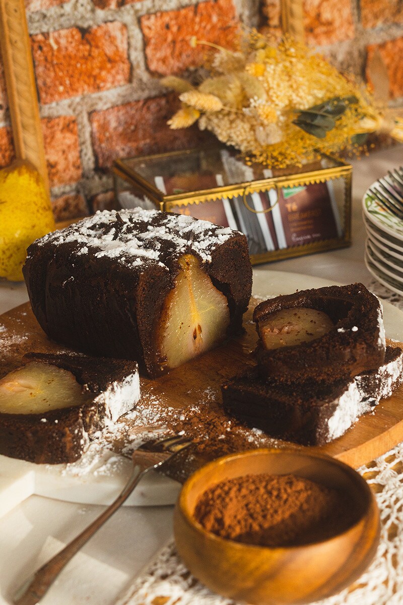 Bolo de cacau e peras escaldadas em chá Bolo de cacau e peras escaldadas em chá