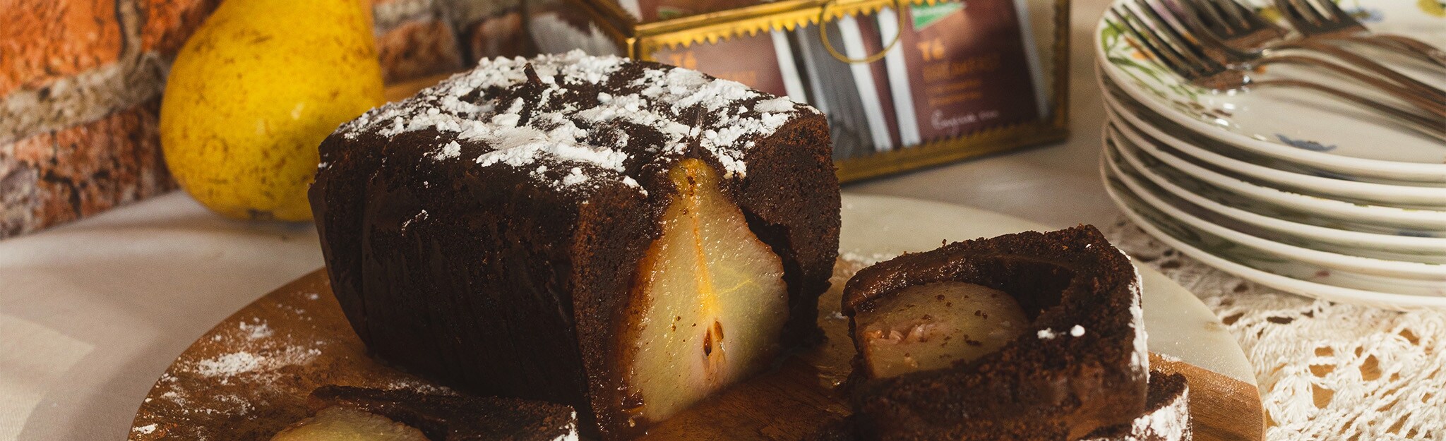 Bolo de cacau e peras escaldadas em chá Bolo de cacau e peras escaldadas em chá