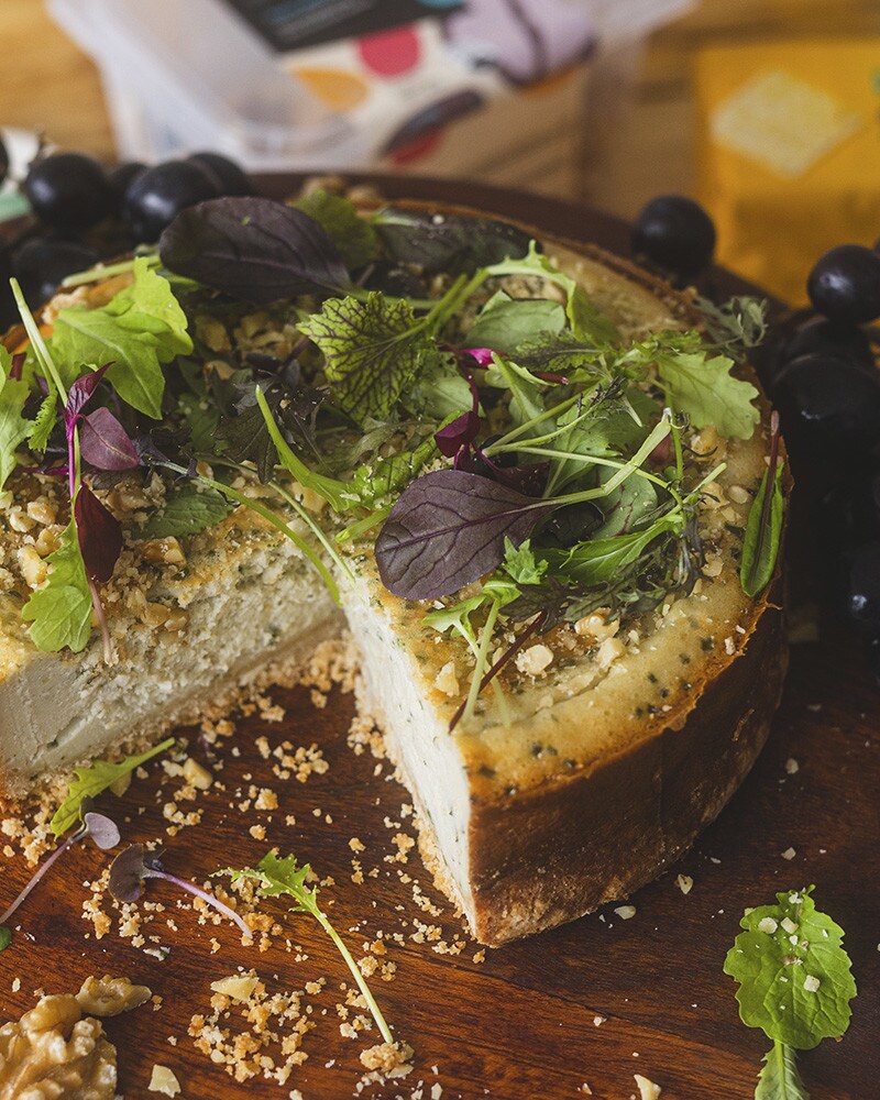 Cheesecake salgado de queijo azul com nozes Cheesecake salgado de queijo azul com nozes