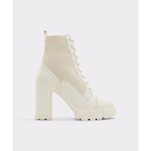 Imagen 0 de Botines de mujer en color blanco de piel con punta redonda