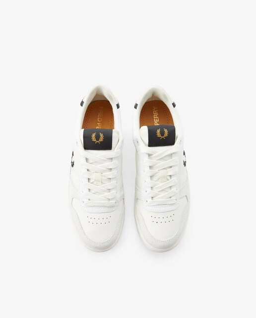 Zapatillas de piel unisex Fred Perry en blanco con detalles a contraste · FRED  PERRY · El Corte Inglés