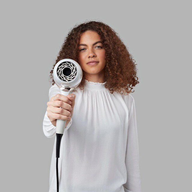 Secador Remington Hydraluxe Pro con motor digital y acondicionadores  iónicos que sellan la humedad · El Corte Inglés