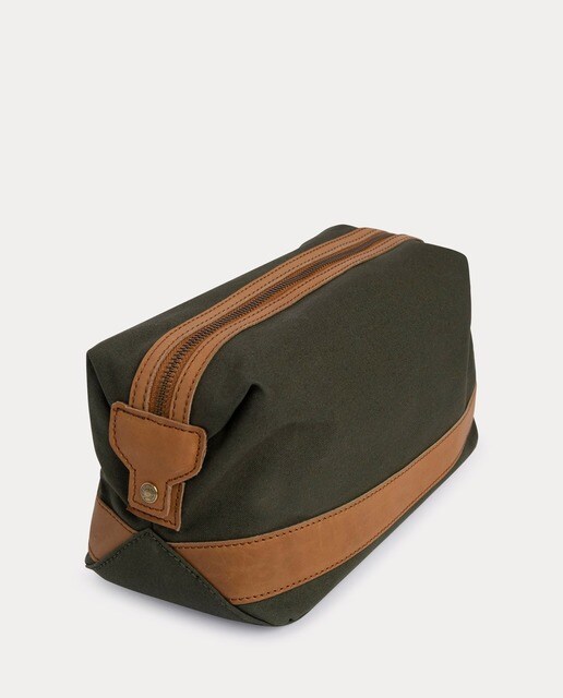Neceser de hombre Hackett con detalles de piel texturizada en color verde ·  Hackett · El Corte Inglés