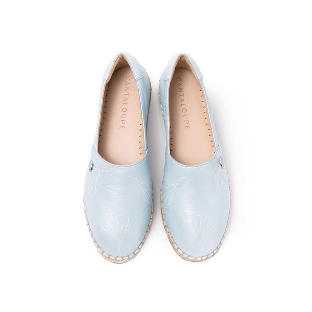 Alpercata de mulher Cantaloupe em pele metalizada azul claro com estampado de conchas Azul-claro-3