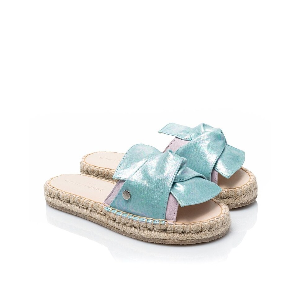 Sandália de mulher Cantaloupe em camurça lilás e laço em tecido de algodão azul, com estampado iridiscente. Lilás-2