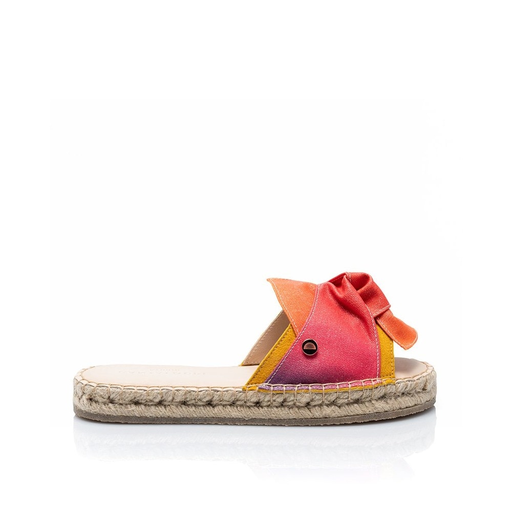 Imagem 0 de Sandália de mulher Cantaloupe em camurça amarela e laço em tecido de algodão com estampado degradê em tons quentes e  com um ligeiro brilho.