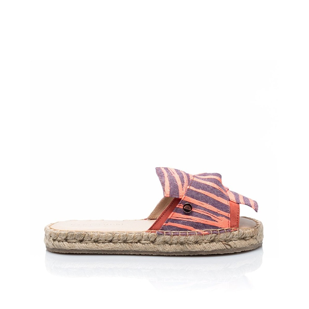 Imagem 0 de Sandália de mulher Cantaloupe em camurça coral com laço em tecido de algodão com estampado zebra com brilho subtil.