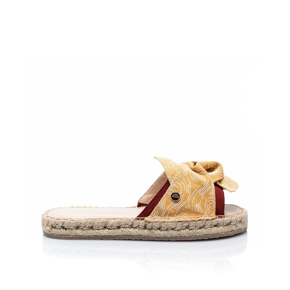 Imagem 0 de Sandália de mulher Cantaloupe em camurça cor tijolo e laço em tecido de algodão amarelo com estampado nuvens em relevo.