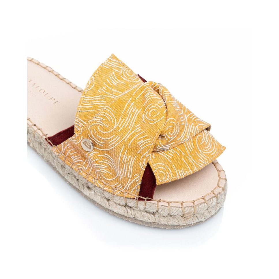Sandália de mulher Cantaloupe em camurça cor tijolo e laço em tecido de algodão amarelo com estampado nuvens em relevo. Terracota-4