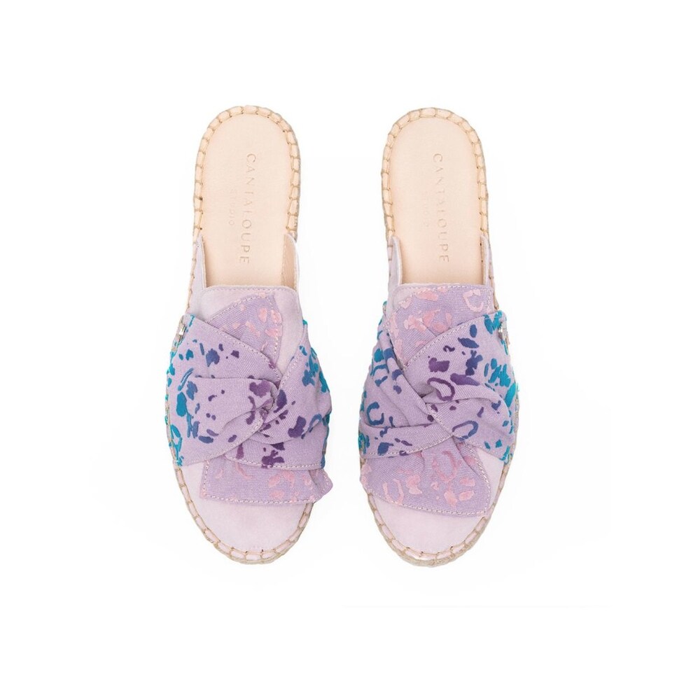 Mule de mulher Cantaloupe em camurça lilás e laço em tecido de algodão lilás com estampado leopardo aveludado em tons de rosa, azul  roxo. Lilás-3