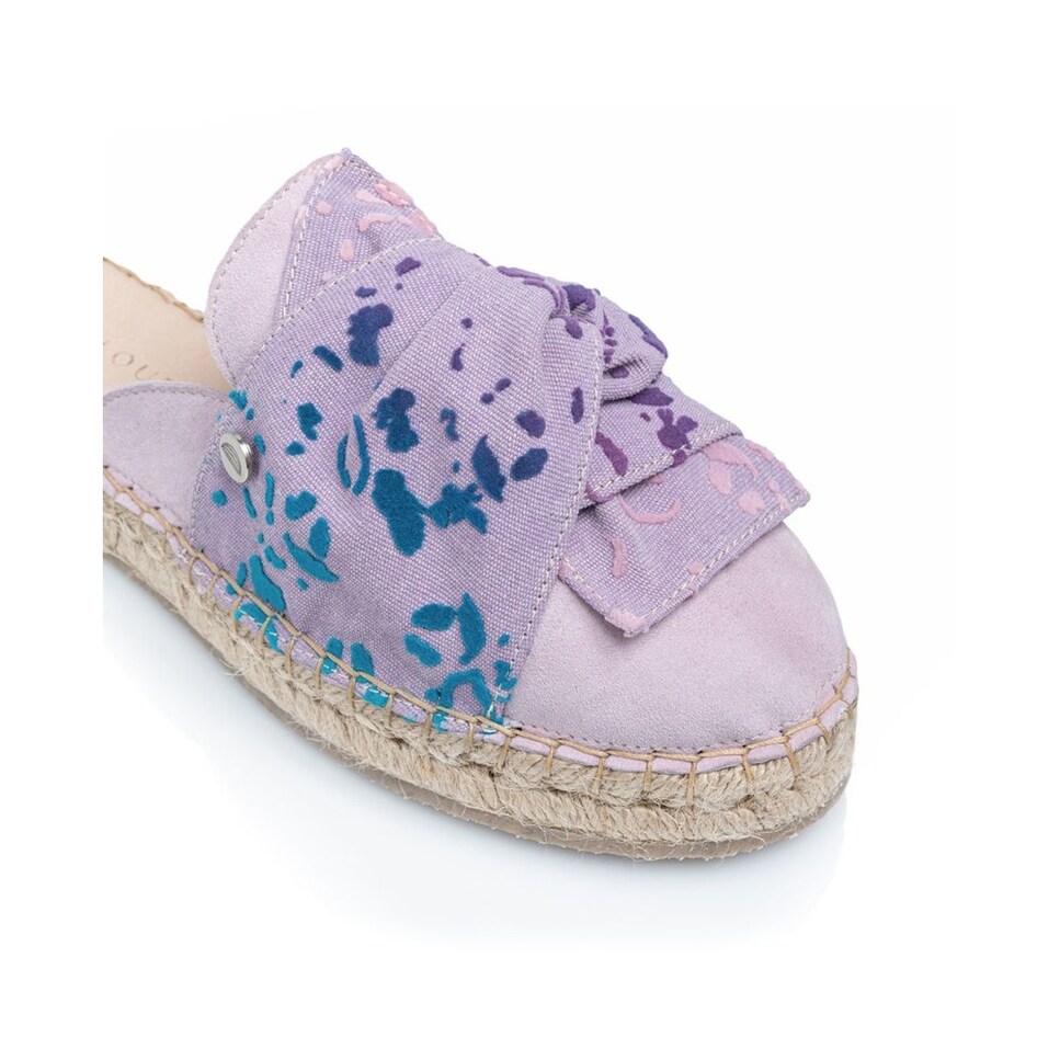 Mule de mulher Cantaloupe em camurça lilás e laço em tecido de algodão lilás com estampado leopardo aveludado em tons de rosa, azul  roxo. Lilás-4