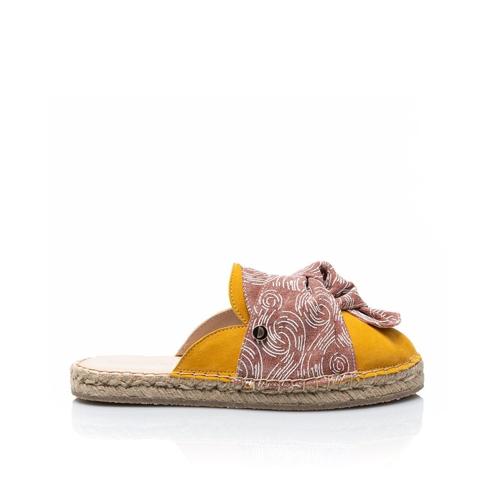 Imagem 0 de Mule de mulher Cantaloupe em camurça amarela e laço em tecido de algodão tijolo com estampado  de nuvens em relevo.