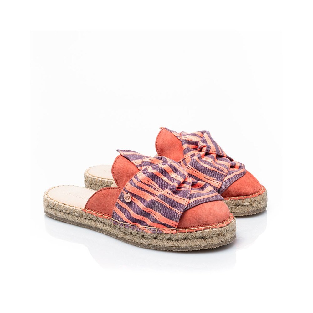 Mule de mulher Cantaloupe em camurça coral e laço em tecido de algodão roxo com estampado zebra com brilho subtil. Coral-2