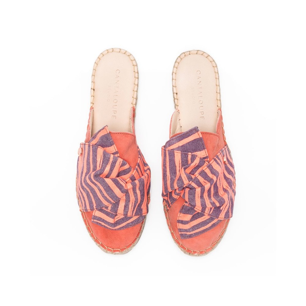 Mule de mulher Cantaloupe em camurça coral e laço em tecido de algodão roxo com estampado zebra com brilho subtil. Coral-3
