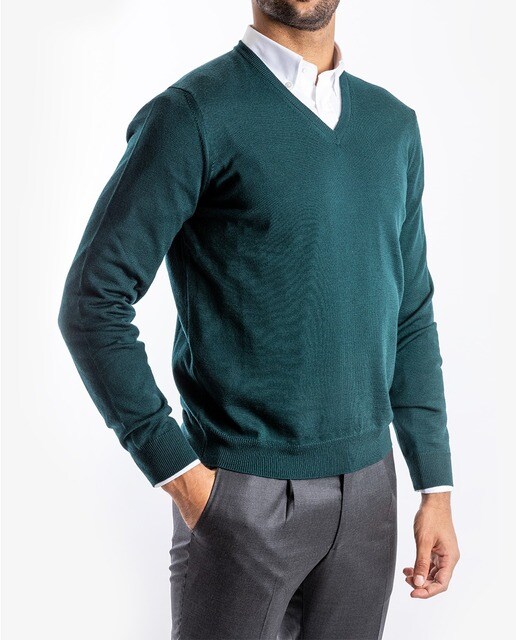 Jersey de lana fina merino de hombre en verde oscuro con cuello pico ·  Wickett Jones · El Corte Inglés