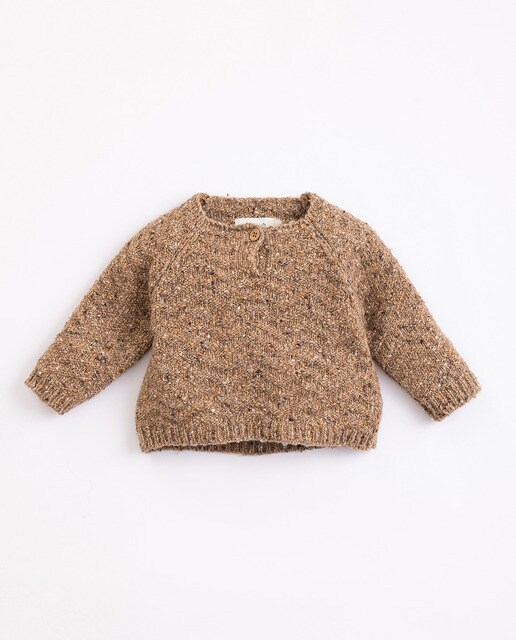 Jersey de bebé con fibras recicladas y botón de coco en marrón claro · PLAY  UP · El Corte Inglés