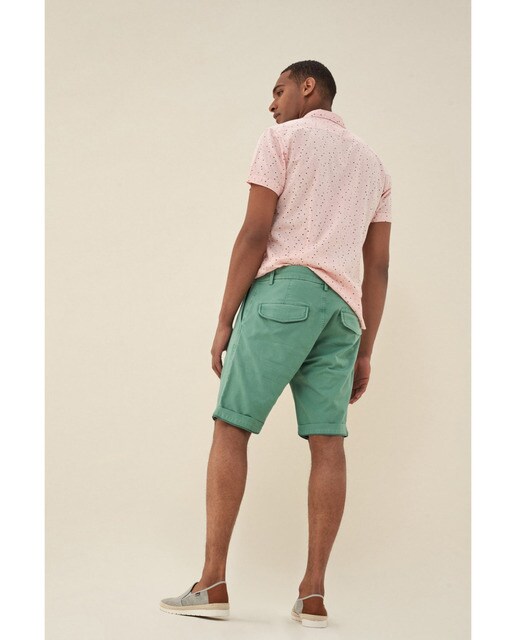 outfit bermuda verde hombre