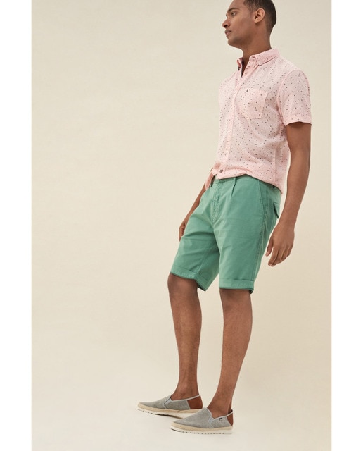 outfit bermuda verde hombre